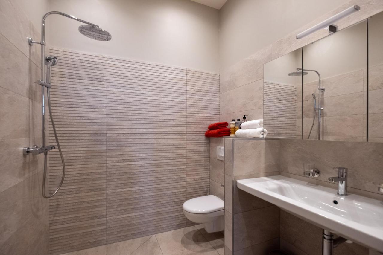 Escale Rochelaise, Gite Urbain Avec Spa Bain Nordique Et Sauna Tonneau La Rochelle  Eksteriør bilde